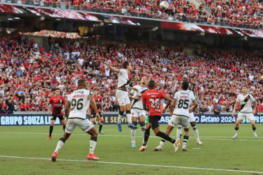 CURITIBA (PR), 05 / 05 / 2024 Vasco oyuncuları Henrique ve Matheus, Ligga Arena 'da oynanan Brezilya Serisi A Şampiyonası' nın 5. turunda Vasco 'ya karşı Athletico PR maçı sırasında geçerli oldu. 