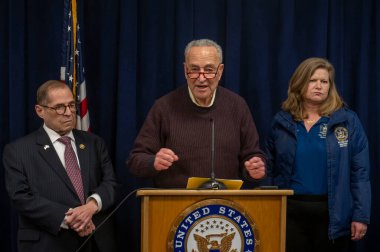 Senatör Schumer, sinagoglardaki, camilerdeki ve kiliselerdeki güvenlik ve güvenliği artırmak için bir milyon dolar vereceğini duyurdu. 05 Mayıs 2024, New York, New York, ABD: Senato Çoğunluk Lideri, ABD Senatör Chuck Schumer (D-NY)