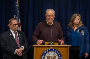 Senatör Schumer, sinagoglardaki, camilerdeki ve kiliselerdeki güvenlik ve güvenliği artırmak için bir milyon dolar vereceğini duyurdu. 05 Mayıs 2024, New York, New York, ABD: Senato Çoğunluk Lideri, ABD Senatör Chuck Schumer (D-NY)