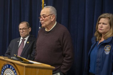 Senatör Schumer, sinagoglardaki, camilerdeki ve kiliselerdeki güvenlik ve güvenliği artırmak için bir milyon dolar vereceğini duyurdu. 05 Mayıs 2024, New York, New York, ABD: Senato Çoğunluk Lideri, ABD Senatör Chuck Schumer (D-NY)