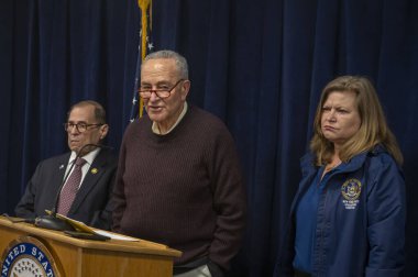 Senatör Schumer, sinagoglardaki, camilerdeki ve kiliselerdeki güvenlik ve güvenliği artırmak için bir milyon dolar vereceğini duyurdu. 05 Mayıs 2024, New York, New York, ABD: Senato Çoğunluk Lideri, ABD Senatör Chuck Schumer (D-NY)