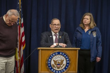 Senatör Schumer, sinagoglardaki, camilerdeki ve kiliselerdeki güvenlik ve güvenliği artırmak için bir milyon dolar vereceğini duyurdu. 5 Mayıs 2024, New York, New York, ABD: Kongre üyesi Jerry Nadler (D-NY) basın toplantısında ABD 'de konuştu. Senatör Chuck Schumer