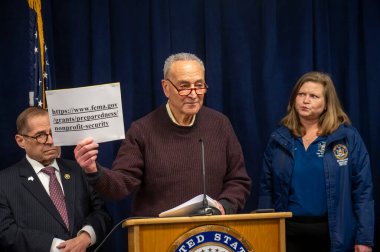 Senatör Schumer, sinagoglardaki, camilerdeki ve kiliselerdeki güvenlik ve güvenliği artırmak için bir milyon dolar vereceğini duyurdu. 05 Mayıs 2024, New York, New York, ABD: Senato Çoğunluk Lideri, ABD Senatör Chuck Schumer (D-NY) 400 milyon dolar açıkladı