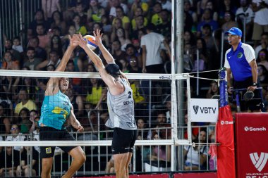 BRASILIA (DF), Brezilya 05 / 04 / 2024, Brezilya x USA plaj voleybol karşılaşması, Brezilya 'da 4 Mayıs 2024 günü öğleden sonra Brasilia şehrinde düzenlenen Dünya Voleybol Pisti için geçerli. 