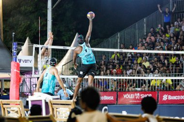 BRASILIA (DF), Brezilya 05 / 04 / 2024, Brezilya x USA plaj voleybol karşılaşması, Brezilya 'da 4 Mayıs 2024 günü öğleden sonra Brasilia şehrinde düzenlenen Dünya Voleybol Pisti için geçerli. 