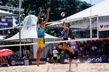 BRASILIA (DF), Brezilya 05 / 05 / 2024 Plaj Voleybol Maçı Arthur Lanci ve Evandro arasında, 5 Mayıs 2024 Pazar günü öğleden sonra Brasilia kentinde düzenlenen Dünya Voleybol Pisti için geçerli.. 