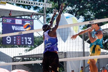 BRASILIA (DF), Brezilya 05 / 05 / 2024 Plaj Voleybol Maçı Arthur Lanci ve Evandro arasında, 5 Mayıs 2024 Pazar günü öğleden sonra Brasilia kentinde düzenlenen Dünya Voleybol Pisti için geçerli.. 