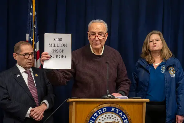 Senator Schumer Announces Million Available Boost Security Safety Synagogues Mosques — Stock Photo, Image