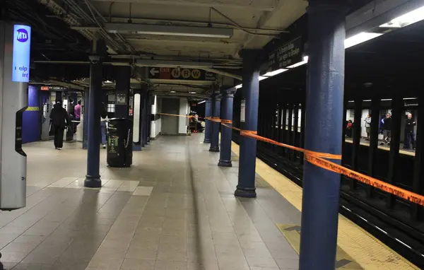 59번가 지하철 에스컬레이터의 교체로 일부가 중단됨 스톡 이미지
