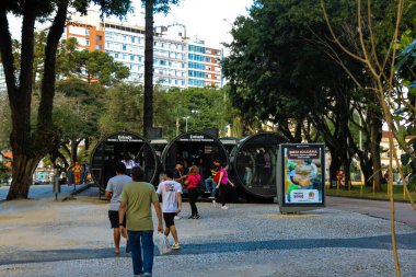 CURITIBA (PR), Brezilya 05 / 07 / 2024 Curitiba kentindeki toplu taşımacılık, ülkenin en iyilerinden biri ve tüpler ve terminaller aracılığıyla bağlantı kurmada öncü olarak kabul ediliyor. 