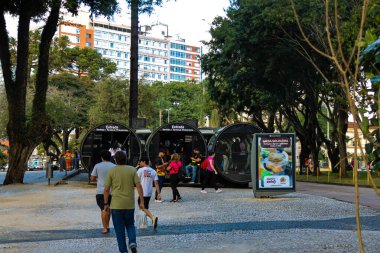 CURITIBA (PR), Brezilya 05 / 07 / 2024 Curitiba kentindeki toplu taşımacılık, ülkenin en iyilerinden biri ve tüpler ve terminaller aracılığıyla bağlantı kurmada öncü olarak kabul ediliyor. 