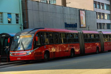 CURITIBA (PR), Brezilya 05 / 07 / 2024 Curitiba kentindeki toplu taşımacılık, ülkenin en iyilerinden biri ve tüpler ve terminaller aracılığıyla bağlantı kurmada öncü olarak kabul ediliyor. 