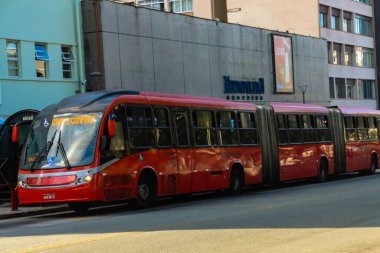 CURITIBA (PR), Brezilya 05 / 07 / 2024 Curitiba kentindeki toplu taşımacılık, ülkenin en iyilerinden biri ve tüpler ve terminaller aracılığıyla bağlantı kurmada öncü olarak kabul ediliyor. 