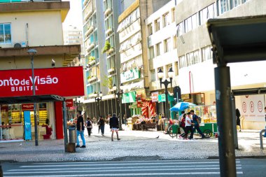 CURITIBA (PR), Brazil 05 / 07 / 2024 Pedestrian movement on another umn day with the high temperatures in the city of Curitiba, Capital of Parana, on this Tuesday