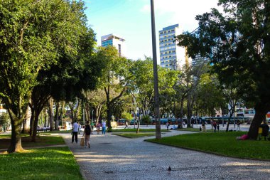 CURITIBA (PR), Brazil 05 / 07 / 2024 Pedestrian movement on another umn day with the high temperatures in the city of Curitiba, Capital of Parana, on this Tuesday