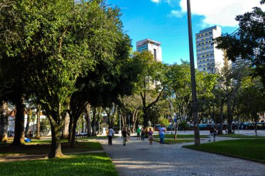 CURITIBA (PR), Brazil 05 / 07 / 2024 Pedestrian movement on another umn day with the high temperatures in the city of Curitiba, Capital of Parana, on this Tuesday