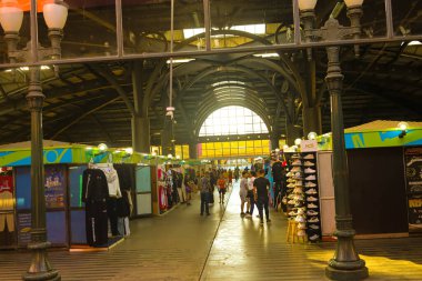 CURITIBA (PR), Brazil 05 / 07 / 2024 Pedestrian movement on another umn day with the high temperatures in the city of Curitiba, Capital of Parana, on this Tuesday