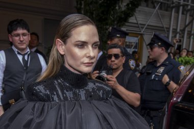  Pierre Oteli: 2024 Met Gala Gidiş. 06 Mayıs 2024, New York, New York, ABD: Thom Browne giyen Rebecca Ferguson, 2006 Mayıs 2024 'te New York' ta Pierre Hotel 'den ayrılır.. 