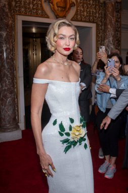 Pierre Oteli: 2024 Met Gala Gidiş. 06 Mayıs 2024, New York, ABD: Thom Browne giyen Gigi Hadid, 2006 Mayıs 2024 'te New York' ta Pierre Hotel 'den ayrılır..  