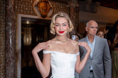 Pierre Oteli: 2024 Met Gala Gidiş. 06 Mayıs 2024, New York, ABD: Thom Browne giyen Gigi Hadid, 2006 Mayıs 2024 'te New York' ta Pierre Hotel 'den ayrılır..  