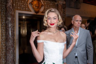 Pierre Oteli: 2024 Met Gala Gidiş. 06 Mayıs 2024, New York, ABD: Thom Browne giyen Gigi Hadid, 2006 Mayıs 2024 'te New York' ta Pierre Hotel 'den ayrılır..  