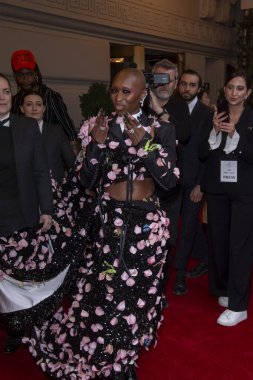 Pierre Oteli: 2024 Met Gala Gidiş. 06 Mayıs 2024, New York, New York, ABD: Cynthia Erivo üzerinde Thom Browne ile 2024 Pierre Hotel 'den ayrılır..