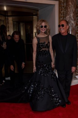 Pierre Oteli: 2024 Met Gala Gidiş. 06 Mayıs 2024, New York, New York, ABD: Meg Ryan 'ın Michael Kors ve Michael Kors' u giymesi, Pierre Hotel 'den 2024 yılında New York' ta Met Gala 'ya gitmek için ayrılır.. 
