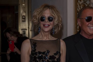 Pierre Oteli: 2024 Met Gala Gidiş. 06 Mayıs 2024, New York, New York, ABD: Meg Ryan 'ın Michael Kors ve Michael Kors' u giymesi, Pierre Hotel 'den 2024 yılında New York' ta Met Gala 'ya gitmek için ayrılır.. 
