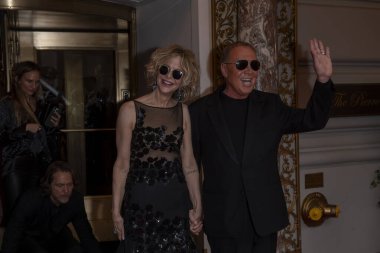 Pierre Oteli: 2024 Met Gala Gidiş. 06 Mayıs 2024, New York, New York, ABD: Meg Ryan 'ın Michael Kors ve Michael Kors' u giymesi, Pierre Hotel 'den 2024 yılında New York' ta Met Gala 'ya gitmek için ayrılır.. 