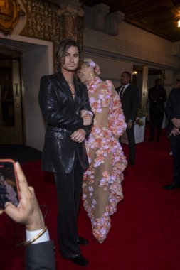 Pierre Oteli: 2024 Met Gala Gidiş. 06 Mayıs 2024, New York, New York, ABD: Michael Kors giyimli Chase Stokes ve Kelsea Ballerini, 6 Mayıs 2024 'te New York' ta Pierre Hotel 'den ayrılıyorlar..  