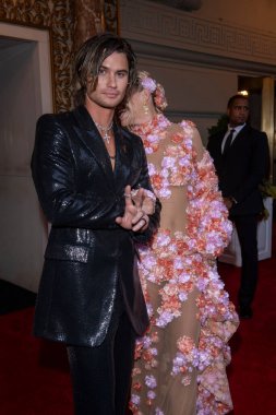 Pierre Oteli: 2024 Met Gala Gidiş. 06 Mayıs 2024, New York, New York, ABD: Michael Kors giyimli Chase Stokes ve Kelsea Ballerini, 6 Mayıs 2024 'te New York' ta Pierre Hotel 'den ayrılıyorlar..  