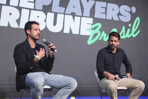 stock image Sao Paulo (SP), 05/08/2024  EVENT/SPORTS/SUMMIT/SP  From left to right, Edu Paulsen, general director of The Players's Tribune in Brazil, Andres Cardenas, marketing director at Minute Media, mediator of the panel, participate in debate 