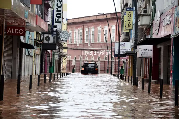 Porto Alegre (SC), Brezilya 05 / 08 / 2024 Tarihsel Merkezi ve Porto Alegre kentinin Güney Bölgesi bölgesinde bu Çarşamba günü meydana gelen sel felaketlerinin kaydı 