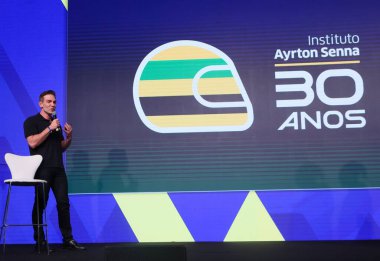 Sao Paulo (SP), Brezilya 05 / 09 / 2024 Ayrton Senna 'ya yapılan panel haracı sırasında, Ayrton Enstitüsü Başkan Yardımcısı Ewerton Cordeiro Fulini' nin de katılımıyla