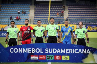 CARACAS (VE), 04 / 08 / 2024 - Hakem Bryan Loayza ve asistanları David Vocacela ve Christhian Lescano, Rayo Zuliano ve Athletico Paranaense arasında oynanan karşılaşmada. 