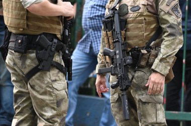 GOE sivil polis özel grubundan polis memurları 10 Mayıs 2024 Cuma günü Sao Paulo 'nun güneyindeki Sao Paulo Spor Merkezi' nde güçlü silahlar sergilediler.