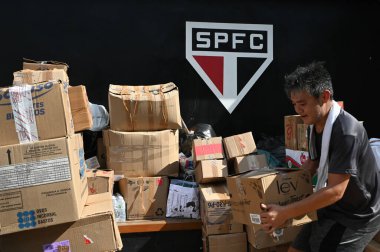 SAO PAULO (SP), 05 / 10 / 2024 - DONATION / TRAGEDY / FLOOD / RIO GRANDE DO SUL-Sao Paulo Futebol Clube çalışanları ve gönüllüler Rio Grande do Sul 'daki iklim trajedisi kurbanlarına yardım etmek için toplanan bağışları organize etmeye çalışıyorlar 
