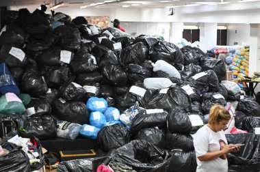 SAO PAULO (SP), 05 / 10 / 2024 - DONATION / TRAGEDY / FLOOD / RIO GRANDE DO SUL-Sao Paulo Futebol Clube çalışanları ve gönüllüler Rio Grande do Sul 'daki iklim trajedisi kurbanlarına yardım etmek için toplanan bağışları organize etmeye çalışıyorlar 