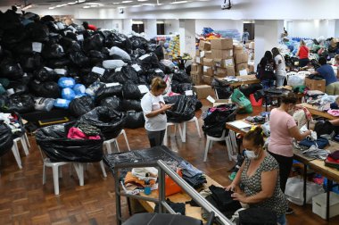 SAO PAULO (SP), 05 / 10 / 2024 - DONATION / TRAGEDY / FLOOD / RIO GRANDE DO SUL-Sao Paulo Futebol Clube çalışanları ve gönüllüler Rio Grande do Sul 'daki iklim trajedisi kurbanlarına yardım etmek için toplanan bağışları organize etmeye çalışıyorlar 