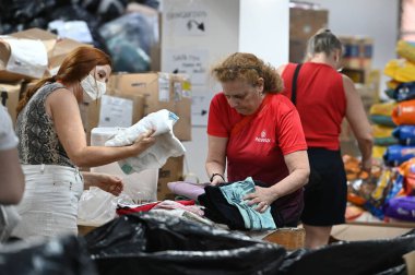 SAO PAULO (SP), 05 / 10 / 2024 - DONATION / TRAGEDY / FLOOD / RIO GRANDE DO SUL-Sao Paulo Futebol Clube çalışanları ve gönüllüler Rio Grande do Sul 'daki iklim trajedisi kurbanlarına yardım etmek için toplanan bağışları organize etmeye çalışıyorlar 