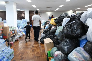 SAO PAULO (SP), 05 / 10 / 2024 - DONATION / TRAGEDY / FLOOD / RIO GRANDE DO SUL-Sao Paulo Futebol Clube çalışanları ve gönüllüler Rio Grande do Sul 'daki iklim trajedisi kurbanlarına yardım etmek için toplanan bağışları organize etmeye çalışıyorlar 