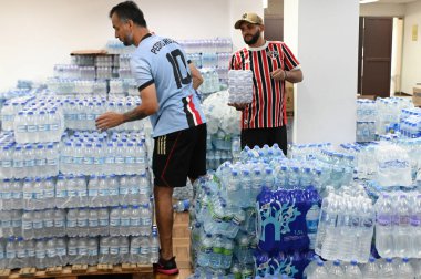 SAO PAULO (SP), 05 / 10 / 2024 - DONATION / TRAGEDY / FLOOD / RIO GRANDE DO SUL-Sao Paulo Futebol Clube çalışanları ve gönüllüler Rio Grande do Sul 'daki iklim trajedisi kurbanlarına yardım etmek için toplanan bağışları organize etmeye çalışıyorlar 