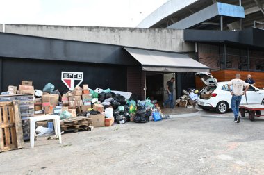 SAO PAULO (SP), 05 / 10 / 2024 - DONATION / TRAGEDY / FLOOD / RIO GRANDE DO SUL-Sao Paulo Futebol Clube çalışanları ve gönüllüler Rio Grande do Sul 'daki iklim trajedisi kurbanlarına yardım etmek için toplanan bağışları organize etmeye çalışıyorlar 