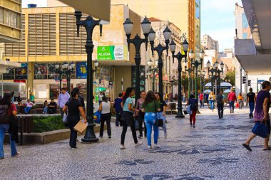 CURITIBA (PR), Brezilya 10 / 05 / 2024 Curitiba şehir merkezinde, bu Cuma öğleden sonra Calcadao da XV 10 Mayıs 2024 'te, Anneler Günü için hediye arayan büyük bir tüketici hareketi var..