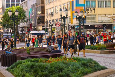 CURITIBA (PR), Brezilya 10 / 05 / 2024 Curitiba şehir merkezinde, bu Cuma öğleden sonra Calcadao da XV 10 Mayıs 2024 'te, Anneler Günü için hediye arayan büyük bir tüketici hareketi var..