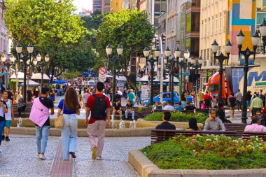 CURITIBA (PR), Brezilya 10 / 05 / 2024 Curitiba şehir merkezinde, bu Cuma öğleden sonra Calcadao da XV 10 Mayıs 2024 'te, Anneler Günü için hediye arayan büyük bir tüketici hareketi var..