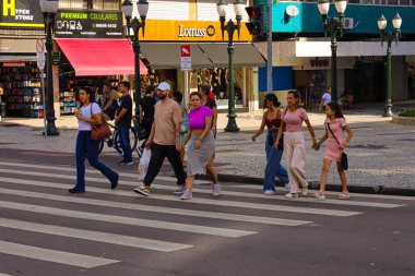 CURITIBA (PR), Brezilya 10 / 05 / 2024 Curitiba şehir merkezinde, bu Cuma öğleden sonra Calcadao da XV 10 Mayıs 2024 'te, Anneler Günü için hediye arayan büyük bir tüketici hareketi var..