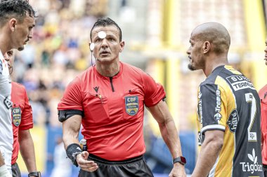 Manaus (AM), 11 / 05 / 2024 - Hakem Caio Max Augusto Vieira (RN) Amazonas FC ve Santos arasındaki maçtan önce topun ve sahanın yerini belirlemek için kura çekti. 