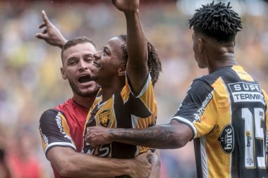 Manaus (AM), 11 / 05 / 2024 - CHAMPIONIES B / AMAZONAS / SANTOS - Enio, Amazonas FC ve Santos arasında oynanan maçta takımından oyuncularla birlikte attığı golü kutluyor.