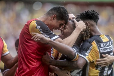 Manaus (AM), 11 / 05 / 2024 - CHAMPIONIES B / AMAZONAS / SANTOS - Enio, Amazonas FC ve Santos arasında oynanan maçta takımından oyuncularla birlikte attığı golü kutluyor.